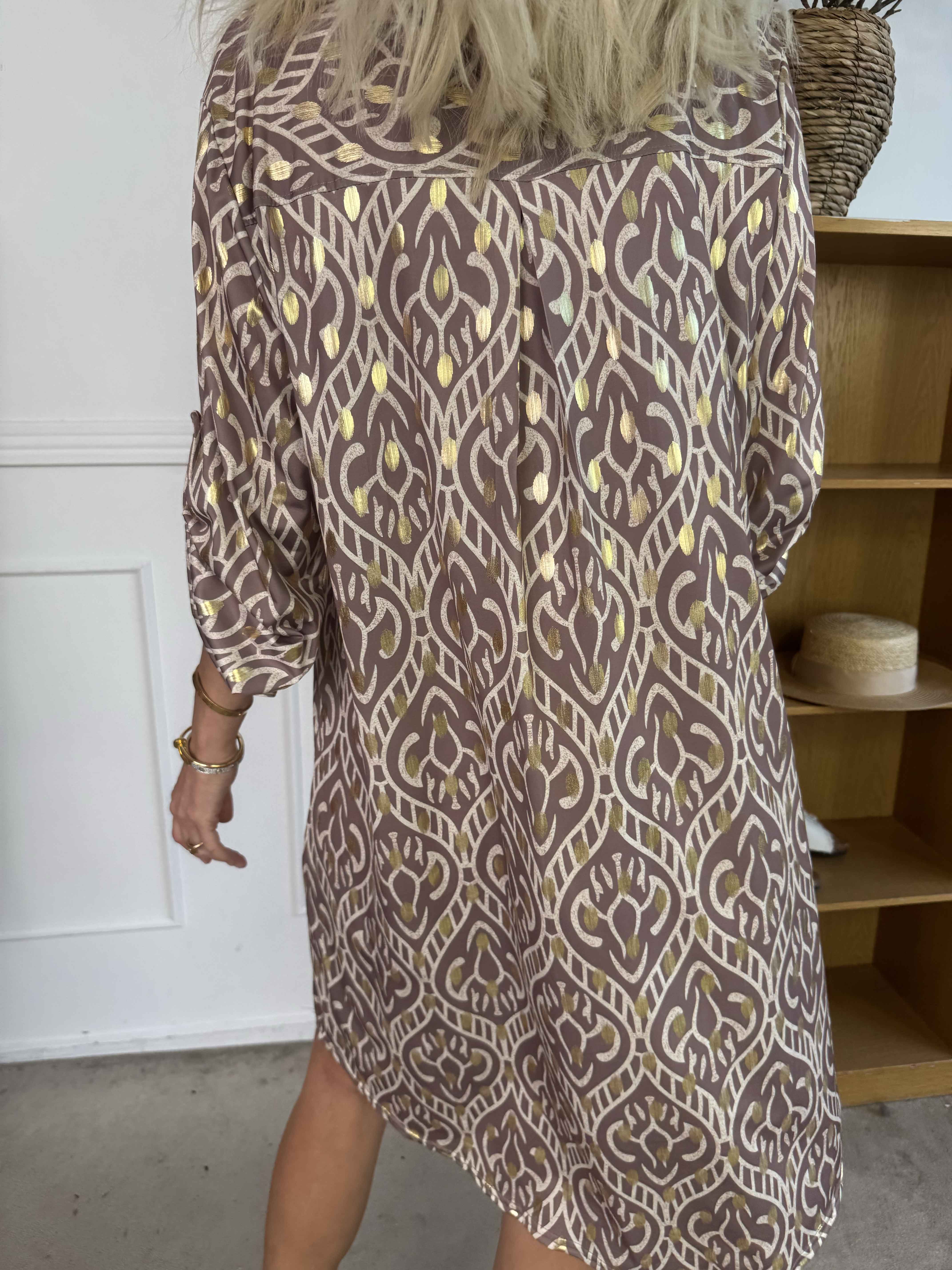 Ebba Boho Long - Elastisk mönstrad klänning med guldprickar